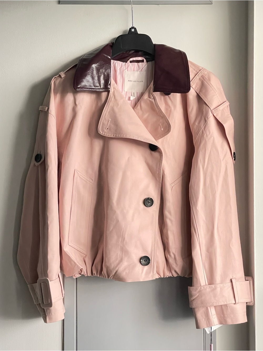 NWT AVEC LES FILLES Light Pink Cropped Trench Coat with Burgundy/ Brown Collar